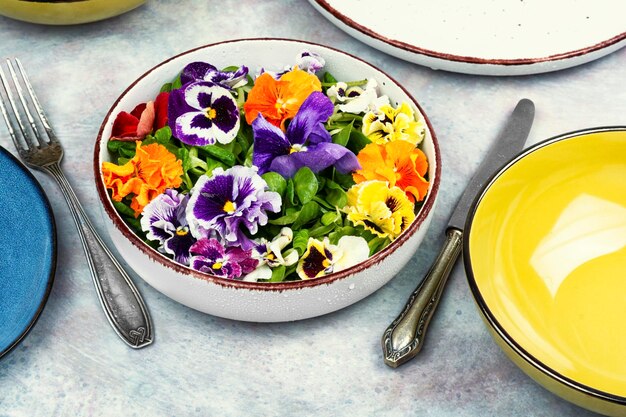 Kolorowe danie w misce